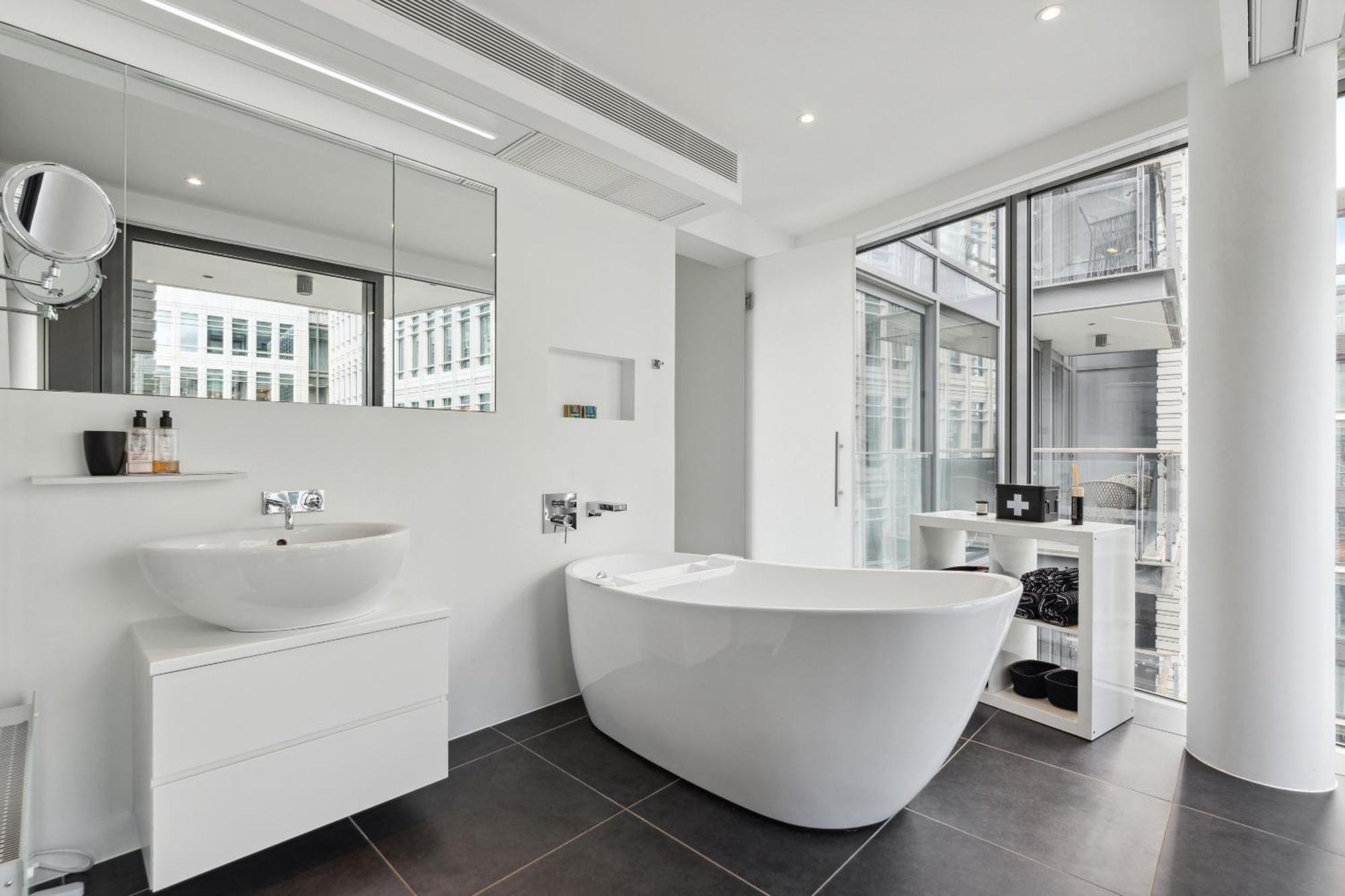 3bed 3bath With 2xbalconies In * Londra