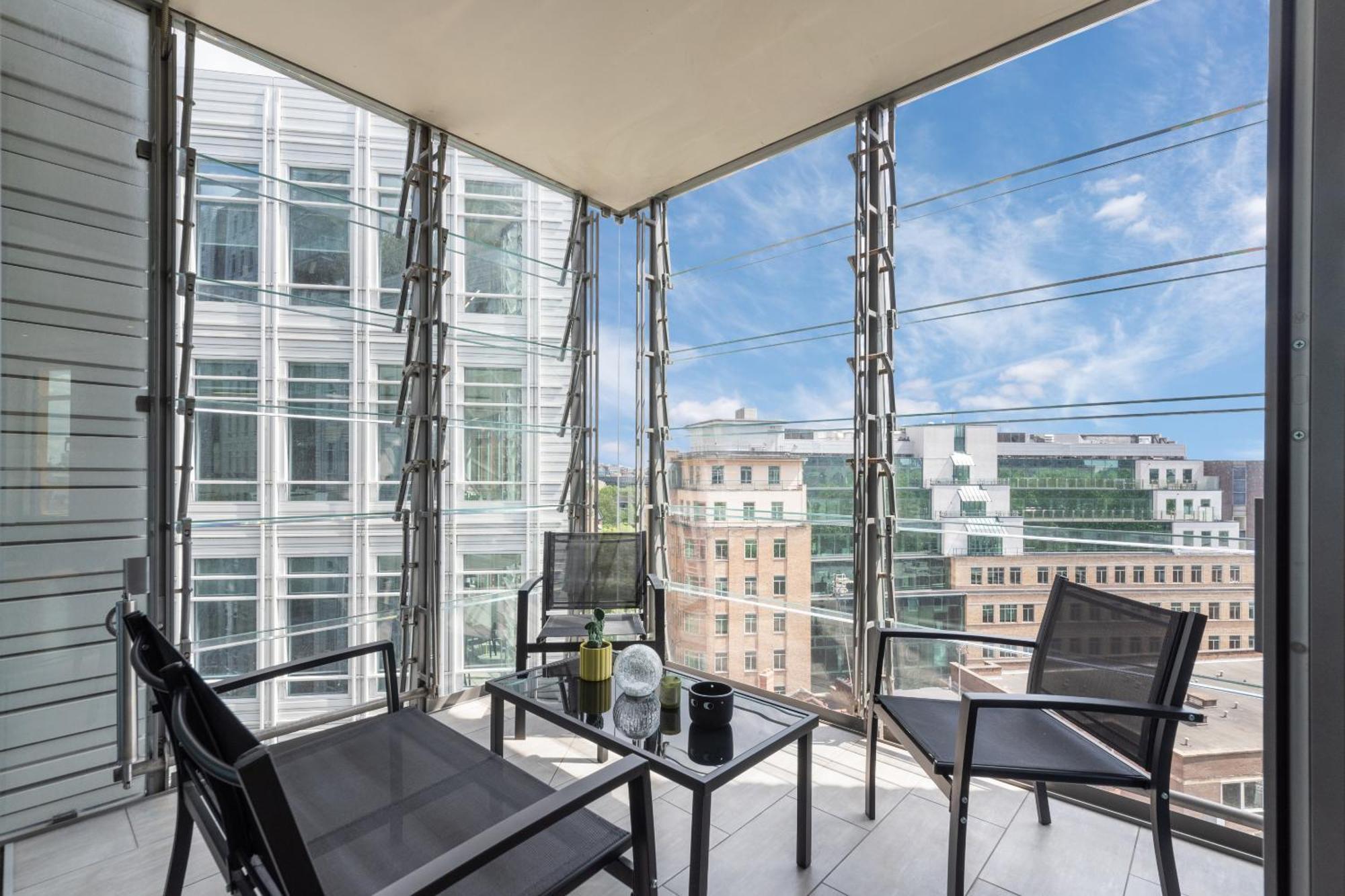 3bed 3bath With 2xbalconies In * Londra