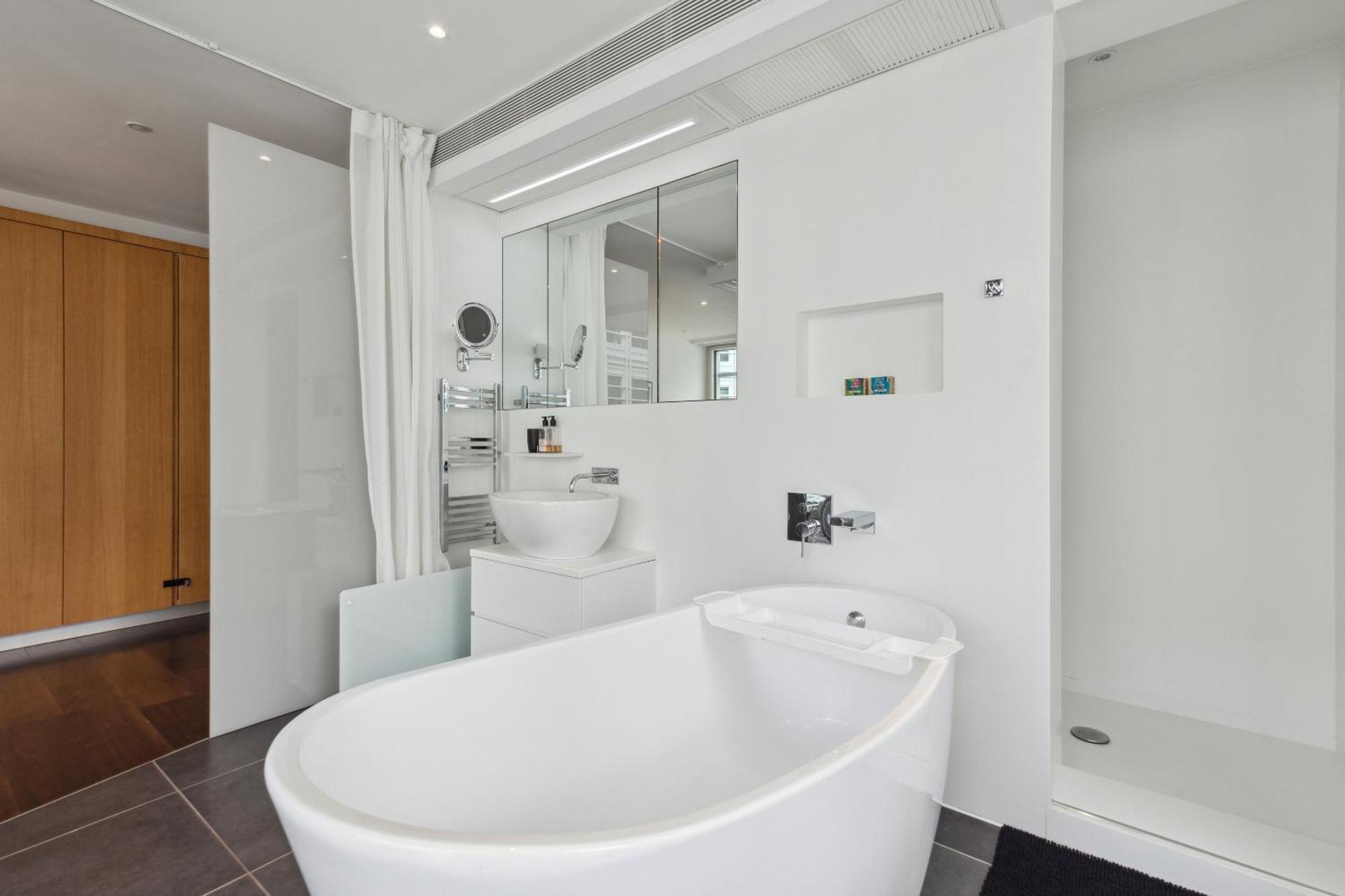 3bed 3bath With 2xbalconies In Appartamento *